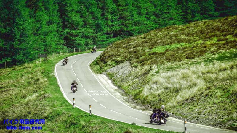 山道を走る複数台のバイク