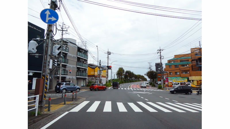 指定方向外進行禁止、直進と右折