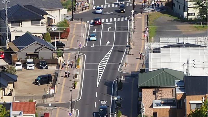 ゼブラゾーン(導流帯)、右折レーン