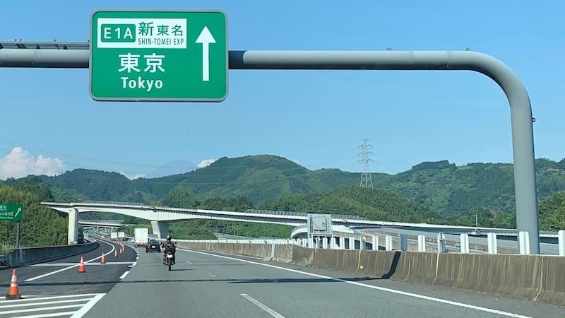 高速道路を走るバイクと車
