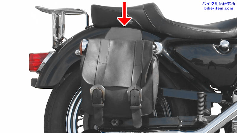 幅の広いベルト付きのサイドバッグ