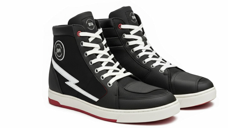 靴ひもの先を中に入れる